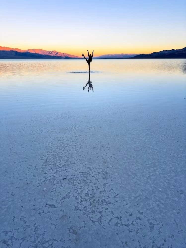 Thung lũng Chết vốn nổi tiếng với lượng mưa trung bình chỉ vài chục milimét mỗi năm nhưng các hiện tượng thời tiết cực đoan như bão nhiệt đới suy yếu đến các dòng sông khí quyển đang khiến việc dự đoán thời tiết, bao gồm lượng mưa trở nên khó khăn hơn. Ảnh: Tiffany Lin/Follow Tiff's Journey.