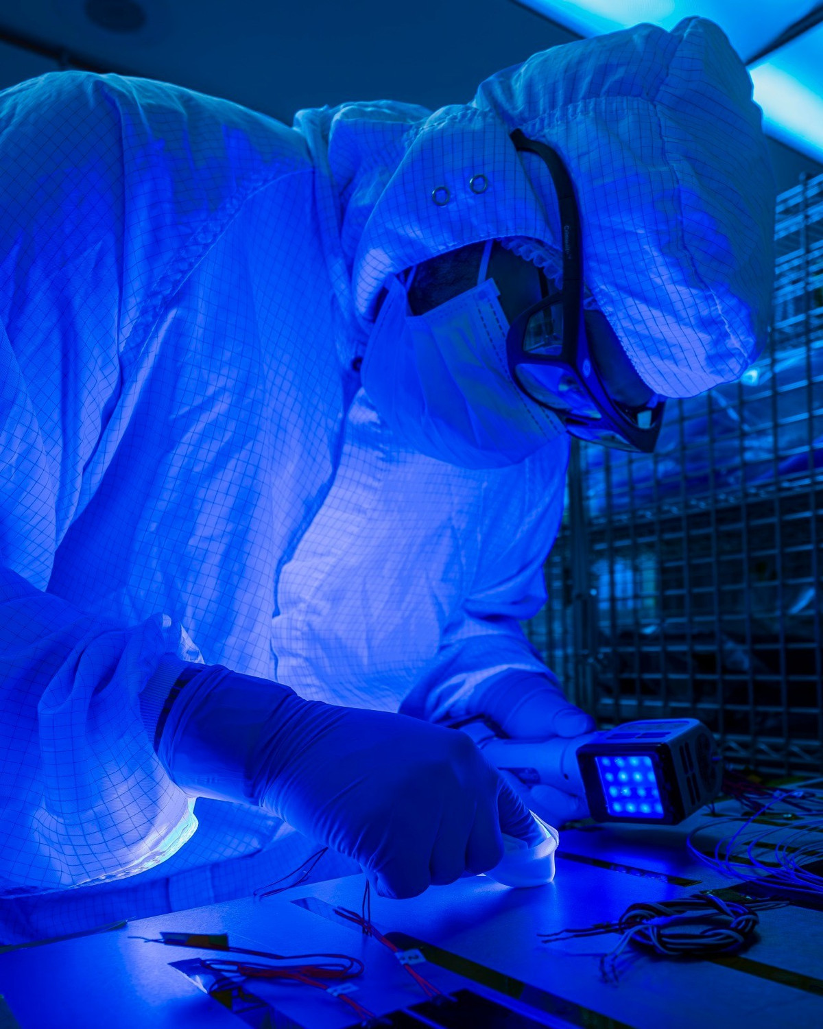 Sự tồn tại của các loài vi sinh vật có sức sống mãnh liệt trong phòng sạch của NASA làm dấy lên tranh luận về việc phải bảo vệ các hành tinh như sao Hỏa để tránh nguy cơ gây ô nhiễm cho những nơi này. Ô nhiễm vi sinh vật từ Trái đất lan sang các hành tinh khác có thể làm thay đổi hệ sinh thái tại đó hoặc cản trở các sứ mệnh tìm kiếm sự sống ngoài hành tinh. Ảnh: NASA.