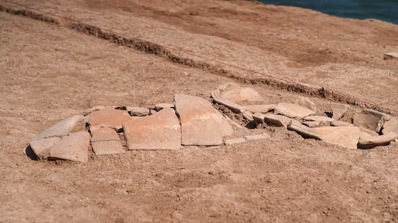 Nhóm khảo cổ hy vọng rằng việc nghiên cứu sâu hơn về các ngôi mộ sẽ giúp cung cấp thêm thông tin quý giá về bối cảnh xã hội của những ngôi mộ này cũng như nguyên nhân cái chết của những người được chôn cất tại đó. Ảnh: thenationalnews.com.