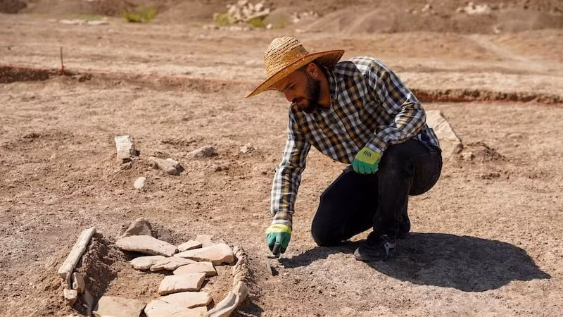 Khu vực này có lẽ từng là một thành cổ với một thành phố gần đó. Công trình khảo cổ học trên gò đất bên cạnh nghĩa trang cho thấy khu vực này đã có người sinh sống liên tục trong hơn 5.000 năm. Ảnh: thenationalnews.com.