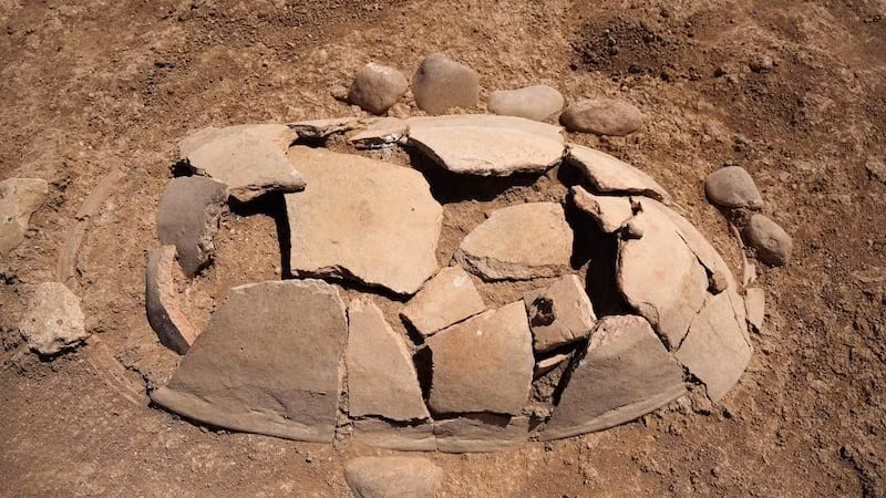 “Hạn hán ảnh hưởng đáng kể đến nhiều lĩnh vực, bao gồm nông nghiệp và điện. Tuy nhiên, đối với chúng tôi, những nhà khảo cổ học… nó cho phép thực hiện các cuộc khai quật”, Giám đốc cổ vật tỉnh Duhok, ông Bekas Brefkany giải thích. Ảnh: thenationalnews.com.