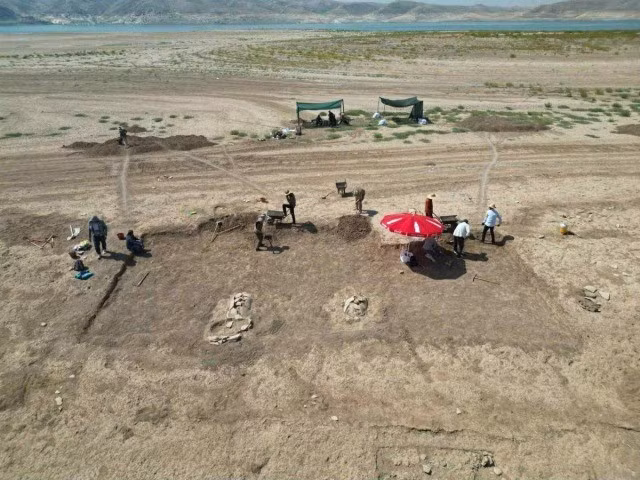 Theo các chuyên gia, những ngôi mộ đầu tiên được phát hiện vào năm 2023 khi mực nước hồ chứa Mosul xuống thấp. Khi tình trạng hạn hán kéo dài trong năm nay, nhiều mộ cổ lộ diện khi mực nước hồ chứa Mosul hạ thấp. Ảnh: Bekas Brefkany.