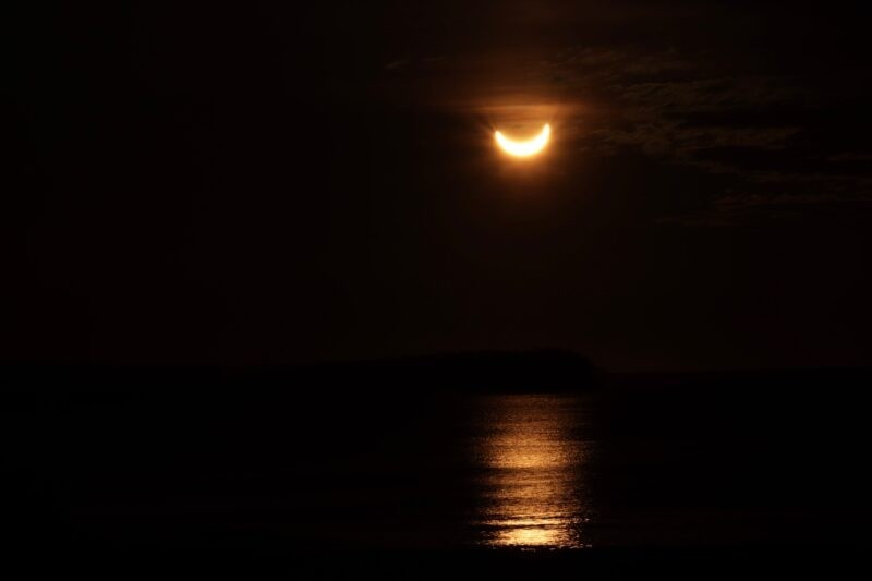 Do vậy, hầu hết trăng non đi hơi lệch lên hoặc xuống so với Mặt trời khi nhìn từ Trái đất và hầu hết trăng tròn cũng đi qua phía trên hoặc phía dưới bóng Trái đất. Trong đa số trường hợp, sự thẳng hàng cần thiết cho thiên thực bị bỏ lỡ. Ảnh: David Chapman.