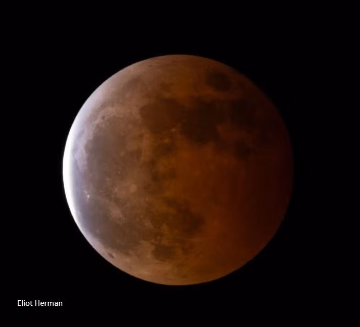 Nhật thực và nguyệt thực là những sự kiện thiên văn hiếm gặp. Hai hiện tượng này gần như xuất hiện theo cặp trong một khoảng thời gian ngắn và lặp lại đều đặn gọi là mùa thiên thực. Mỗi năm thường có 2 mùa thiên thực với mỗi mùa kéo dài khoảng 31 - 37 ngày. Trong năm 2026, người dân trên thế giới sẽ đón 2 mùa thiên thực lần lượt diễn ra vào giai đoạn 17/2 - 3/3 và 12 - 28/8. Ảnh: Eliot Herman.