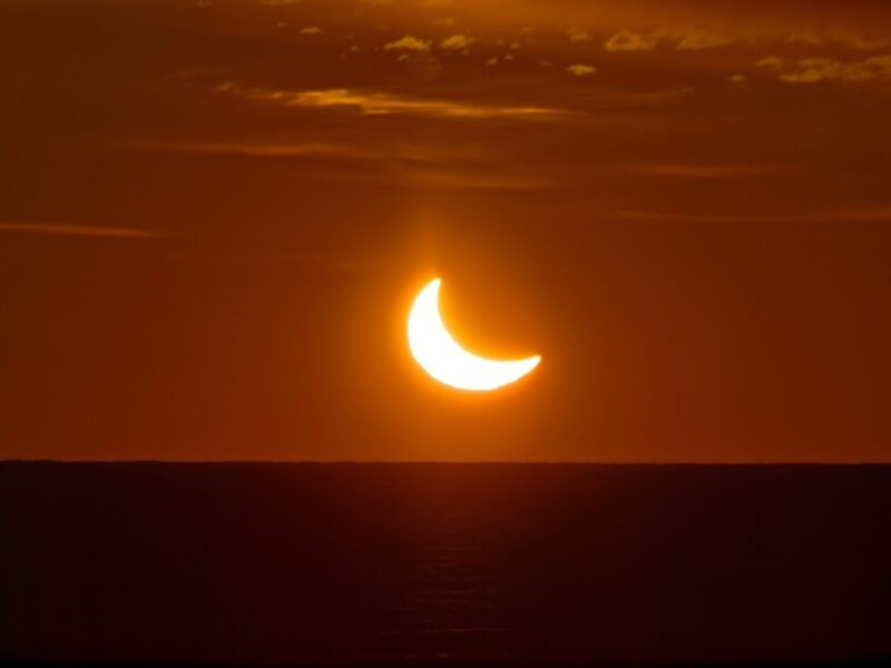 Mọi sự kiện nhật thực và nguyệt thực đều xuất hiện trong mùa thiên thực. Lý do là chúng chỉ có thể xảy ra vào thời điểm trăng non (nhật thực) và trăng tròn (nguyệt thực), khi Trái đất, Mặt trăng và Mặt trời thẳng hàng trong không gian - hiện tượng syzygy. Ảnh: Iaroslav Kourzenkov.