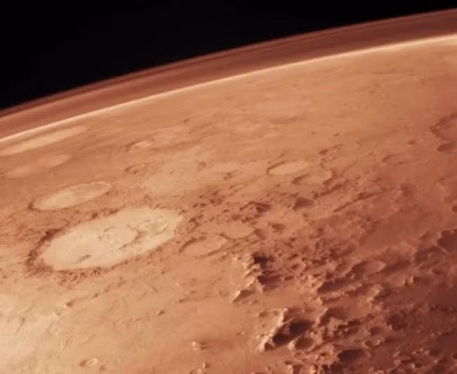 Xe tự hành Perseverance của NASA đã ghi nhận 55 tia sét nhỏ trong 2 năm hoạt động trên sao Hỏa, chủ yếu trong bão bụi và lốc bụi. Các hiện tượng hồ quang điện nhỏ xuất hiện trong phạm vi hai mét tính từ microphone gắn trên đỉnh cột - bộ phận thuộc hệ thống nghiên cứu đá của robot. Ảnh: NASA.