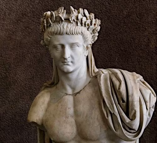 Bằng cách miêu tả hoàng đế Tiberius như một pharaoh, người Ai Cập thời cổ cho thấy vai trò và ảnh hưởng của ông vào hệ thống tôn giáo của địa phương. Việc miêu tả hoàng đế La Mã theo phong cách Ai Cập rất phổ biến trong lĩnh vực tôn giáo. Thêm nữa, tên của hoàng đế Tiberius xuất hiện trên nhiều di tích của Ai Cập bao gồm các đền thờ như một cách cho thấy vai trò, ảnh hưởng của đế chế La Mã tại đây. Ảnh: historiamag.com.