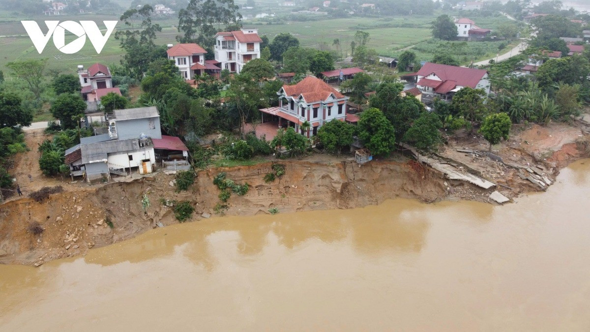 "Chỉ trong nửa ngày, toàn bộ khu vườn dài gần 30m, cùng cây cối, công trình phụ đều bị nước cuốn đi. Giờ sạt lở đã vào sát sân nhà, chỉ còn cách tường vài mét. Hiện nay, nước sông đã xuống, sạt lở giảm, nhưng gia đình ông và hàng xóm vẫn sống trong lo sợ", ông Sang nói.