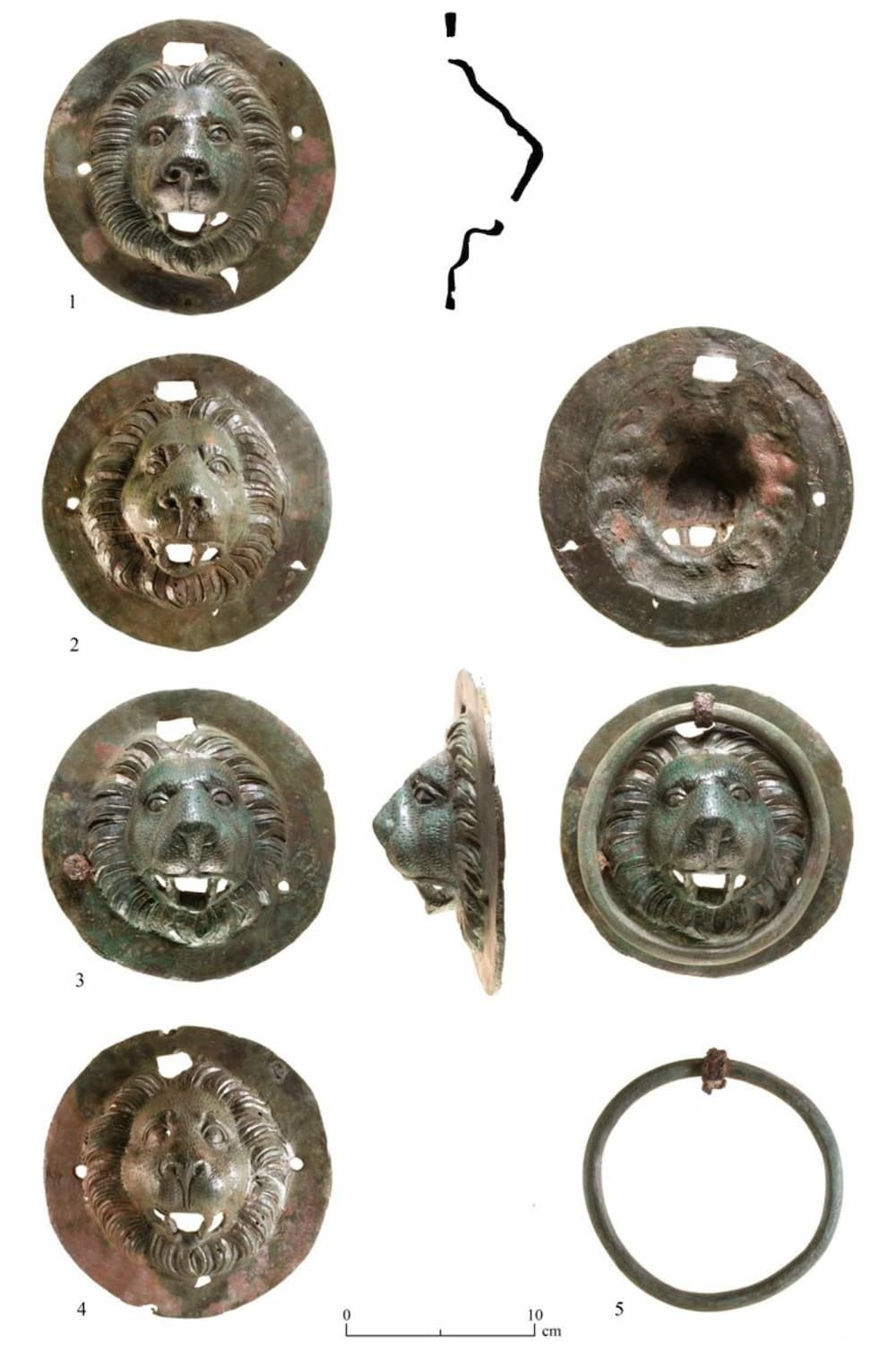 Theo các chuyên gia, những hiện vật bằng đồng có hình sư tử và các vòng đính kèm có thể đóng vai trò như tay cầm cho phép người khiêng hoặc hạ quan tài xuống mộ một cách dễ dàng. Giới nghiên cứu cũng suy đoán người xưa có thể luồn 2 thanh gỗ dài qua các vòng giúp việc di chuyển quan tài tới nơi chôn cất thuận tiện hơn. Ảnh: D. Gazit; illustration: A. Gyerman Levanon; plate: Y. Gumenny.