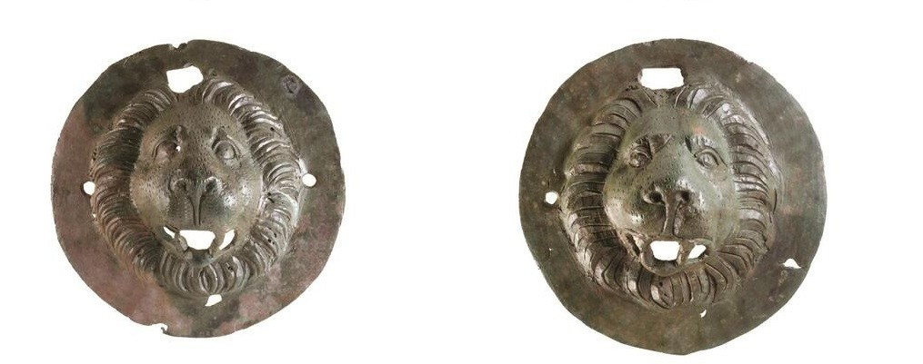 Xem xét các hiện vật tìm thấy trong ngôi mộ ở Khirbat Ibreika, các nhà nghiên cứu đưa ra giả thuyết rằng hiện vật hình sư tử có thể tượng trưng cho cấp bậc cao hoặc địa vị xã hội của người quá cố. Họ suy đoán có khả năng những hiện vật đó tượng trưng cho "bánh xe hoàng đạo hay bánh xe cuộc sống". Ảnh: Dafna Gazit, Israel Antiquities Authority.