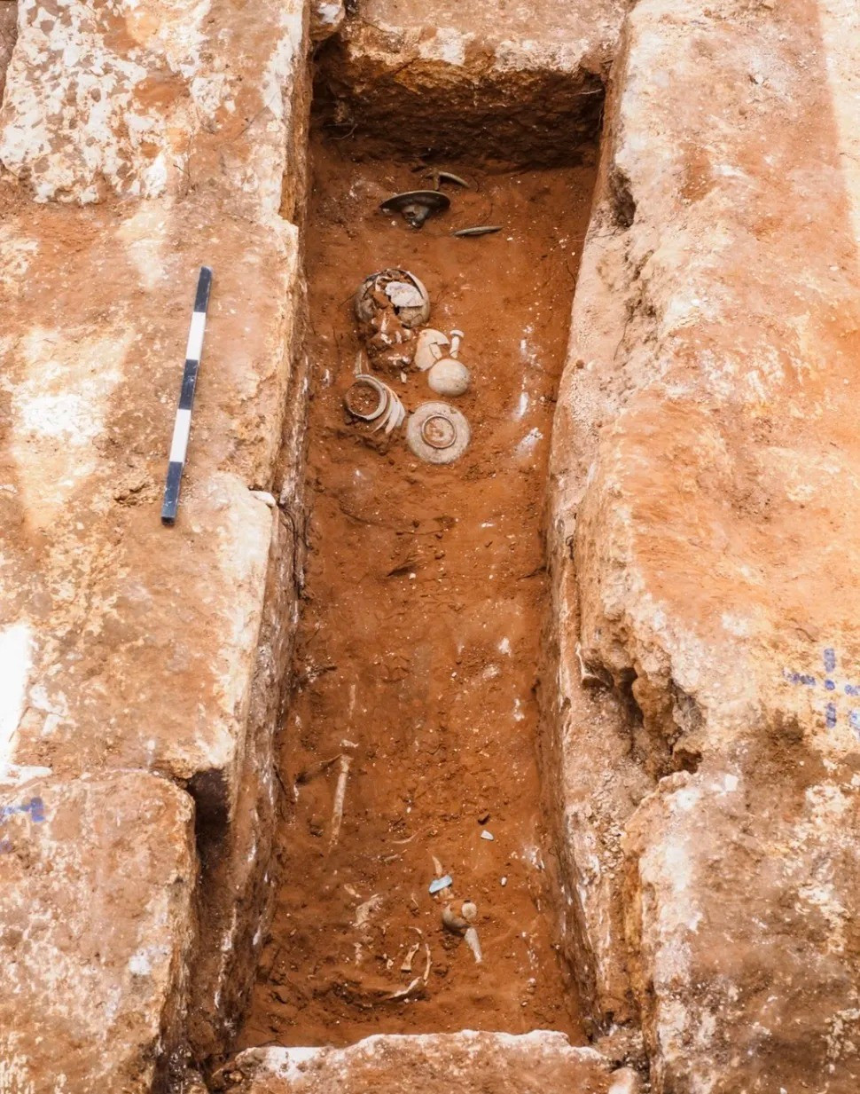 Cuộc khai quật này được tiến hành vào năm 2018 và đã phát hiện 8 ngôi mộ thời La Mã. Bốn hiện vật bằng đồng có hình sư tử trên nằm trong một góc phía Nam của một ngôi mộ. Mộ cổ này có niên đại vào thế kỷ thứ nhất hoặc thứ hai sau Công nguyên. Ảnh: Assaf Peretz/Israel Antiquities Authority.