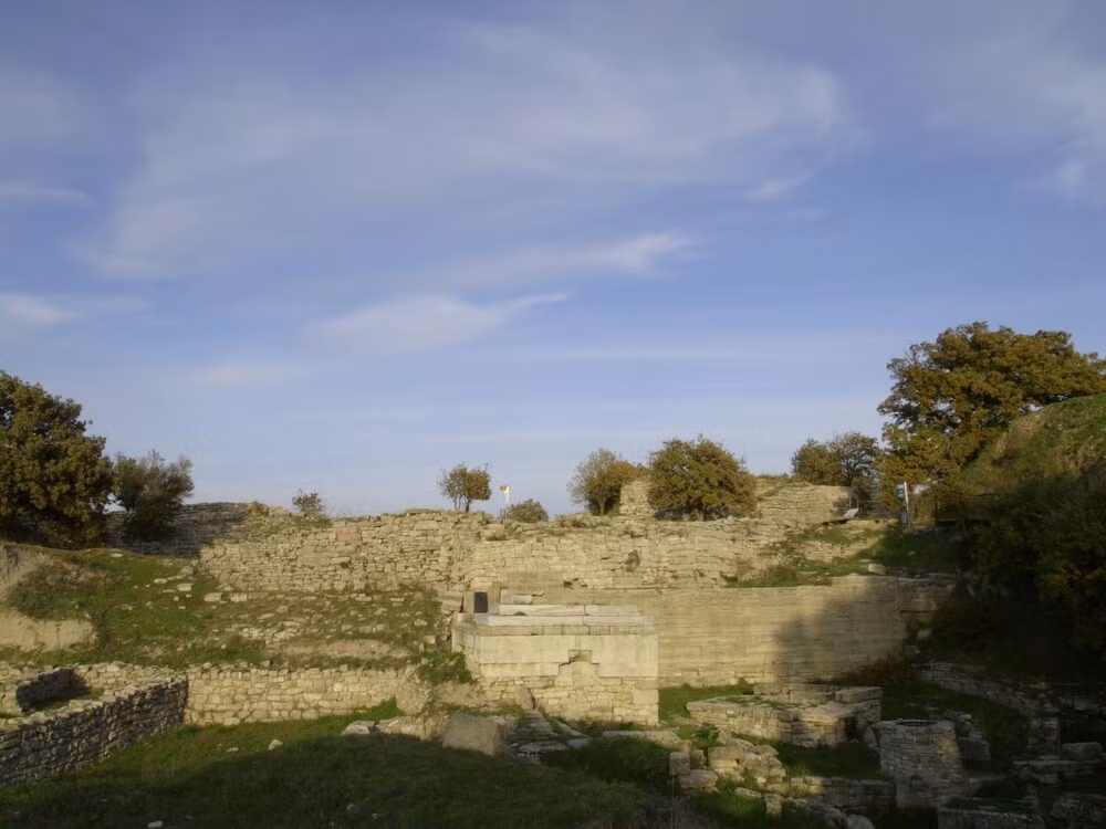 Việc tìm thấy chiếc trâm bằng vàng đã giúp đưa ra câu trả lời một cách thuyết phục về mốc thời gian trên là khoảng năm 2500 trước Công nguyên. Đồng thời, phát hiện mới còn cung cấp một điểm cố định cho mốc thời gian thời Đồ đồng của thành Troy. Ảnh: whc.unesco.org.