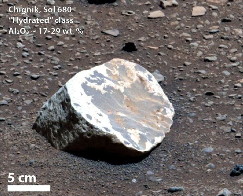 Trên Trái đất, kaolinite hầu như được hình thành trong điều kiện ấm áp và ẩm ướt, chẳng hạn như ở các khu rừng mưa nhiệt đới. Nó thường hình thành trong những tảng đá đã bị bào mòn hết các khoáng chất khác sau hàng triệu năm nhận lượng mưa đều đặn. Ảnh: NASA.