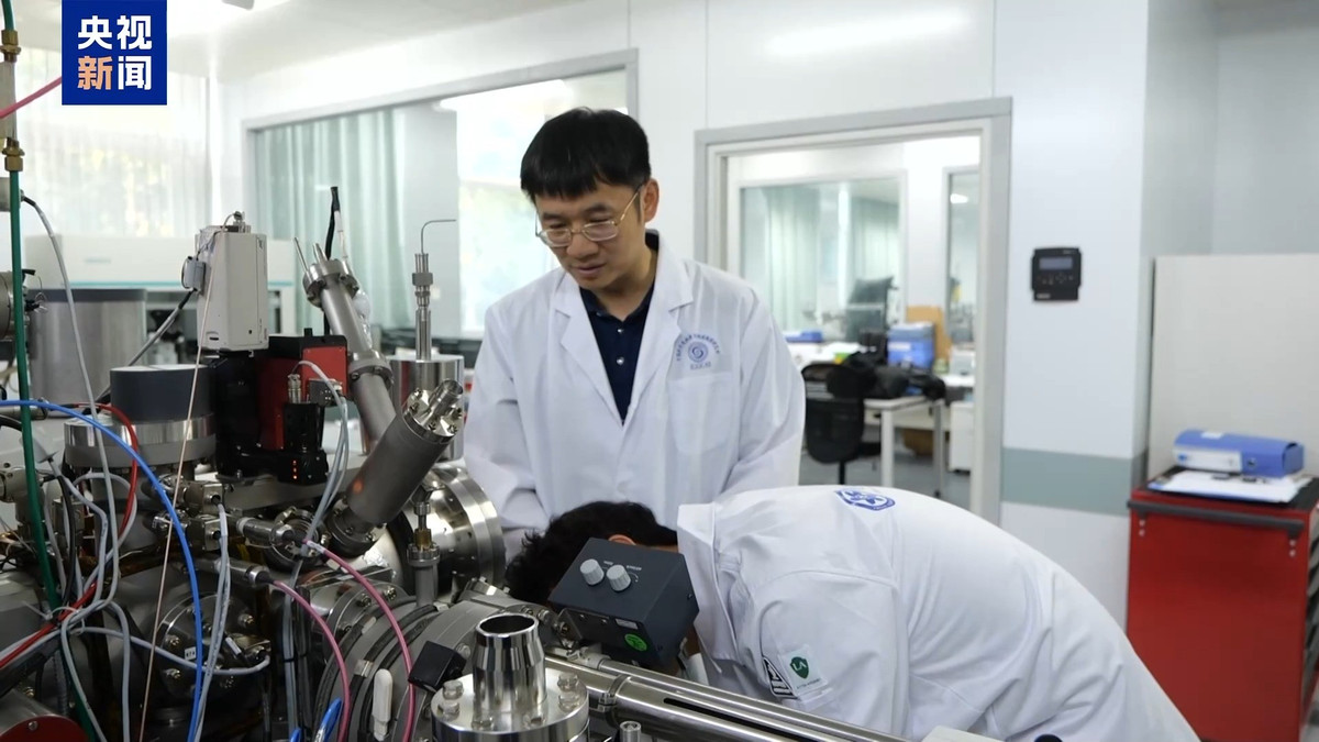 Trong nghiên cứu được công bố trên tạp chí Nature Communications, các chuyên gia Trung Quốc đã phân tích những mẫu đất Mặt trăng được thu thập từ lưu vực Nam Cực, vùng tối hiểm trở của Mặt trăng bởi tàu thăm dò Hằng Nga 6 và có phát hiện đáng kinh ngạc về lớp phủ "siêu khử". Ảnh: CMG.