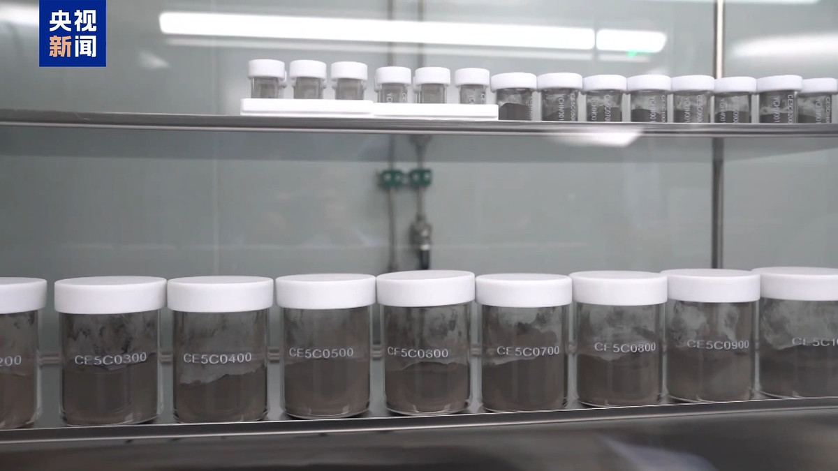 Cụ thể, nhóm chuyên gia phát hiện lớp phủ dưới khu vực hạ cánh của tàu Hằng Nga 6 ở trạng thái “siêu khử”, “siêu khô”, nghèo khoáng chất, với mức oxy tự do thấp hơn tới 40% so với các mẫu bazan ở phía gần của Mặt Trăng do tàu Apollo và tàu Hằng Nga 5 thu thập. Ảnh: CMG.