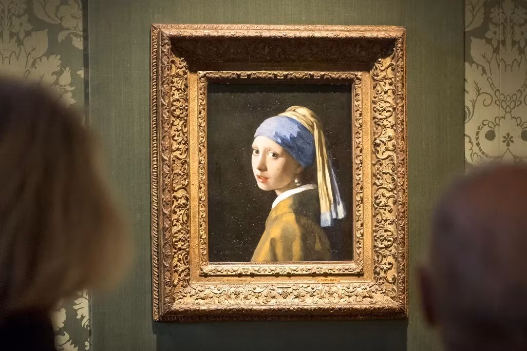 Sinh năm 1655, Magdalena, 10 tuổi, khi ngồi làm mẫu cho danh họa Vermeer để vẽ lên kiệt tác "Cô gái đeo hoa tai ngọc trai". Ảnh: Lex van Lieshout / ANP via Getty Images.