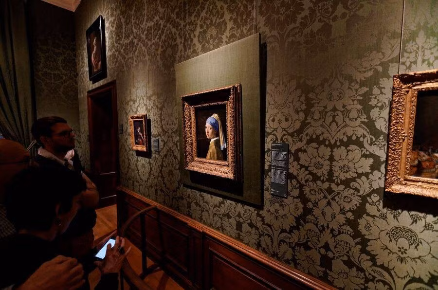 Một số nhà nghiên cứu, học giả cho rằng, người làm mẫu cho danh họa Vermeer để vẽ lên kiệt tác "Cô gái đeo hoa tai ngọc trai" có thể là con gái hoặc người hầu của ông. Ảnh: Wikimedia Commons.