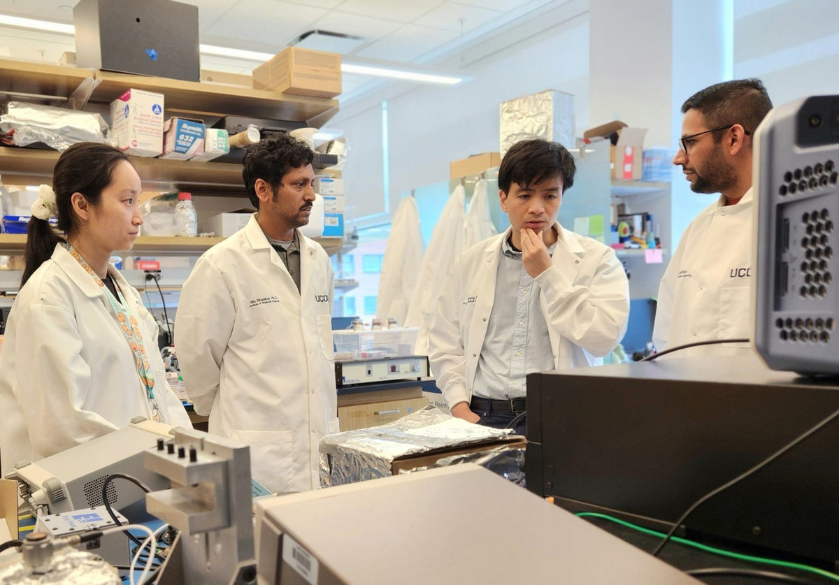 PGS.TS Nguyễn Đức Thành (người thứ 2 từ phải sang) cùng nhóm nghiên cứu trong phòng thí nghiệm. Nguồn: NVCC.