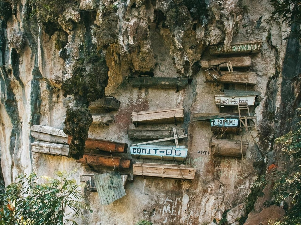 Cụ thể, hàng ngàn năm nay, một nhóm dân tộc ở vùng Tây Nam Trung Quốc đã mai táng người chết trong "quan tài treo" trên vách đá, nhưng danh tính của họ từ lâu đã là bí ẩn đối với các nhà nghiên cứu. Một nghiên cứu di truyền mới công bố cho thấy tập tục mai táng bằng "quan tài treo" đã được thực hiện bởi tổ tiên của những người vẫn còn sống ở khu vực này ngày nay. Ảnh: Palu Malerba.