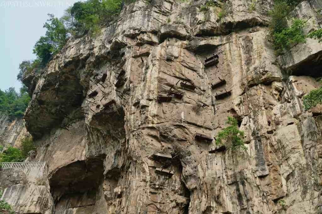 Kết quả cho thấy rằng những người được mai táng trong "quan tài treo" và người Bo hiện đại có mối liên hệ di truyền. Những người thực hiện truyền thống mai táng đặc biệt này sống cách đây từ 4.000 đến 4.500 năm. Ảnh: pathsunwritten.com.