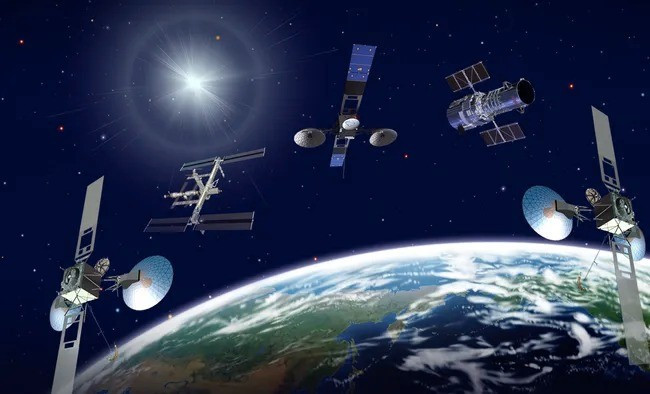 Nhằm đảm bảo vệ tinh Starlink không va chạm với rác vũ trụ, SpaceX yêu cầu chúng phải điều chỉnh quỹ đạo bất cứ khi nào xác suất va chạm là 3/10.000.000. Đây là tiêu chuẩn mới mà SpaceX đệ trình lên FCC vào tháng 7/2025 trong khi tiêu chuẩn trước đó là 1/1.000.000. Ảnh: space.com.