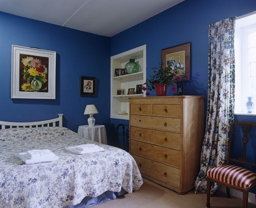 Đặc biệt, lâu đài Chillingham được cho là nơi trú ngụ của hàng chục hồn ma. Theo đó, một số người từng sống ở nơi này đã nhờ linh mục hoặc thợ săn ma để "giải quyết" những hồn ma nhưng không thành công. Ảnh: hostunusual.