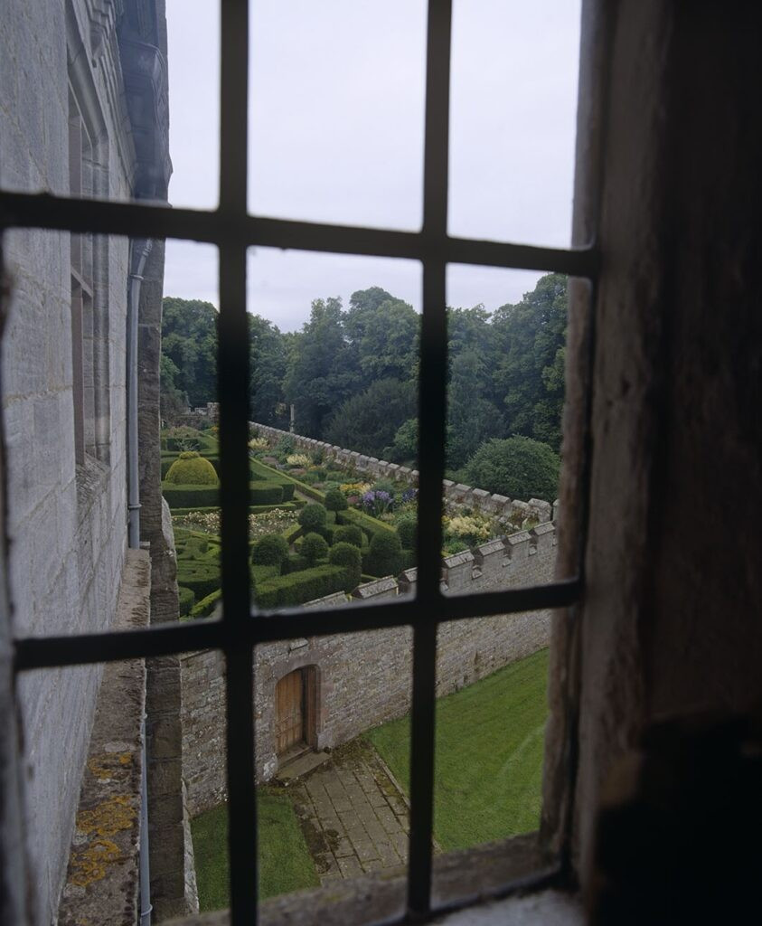 Theo đó, những hồn ma thường được nhìn thấy ở lâu đài Chillingham bao gồm: “cậu bé da xanh” hay khóc lóc, “quý cô da trắng” yếu ớt ở phòng đựng thức ăn hay Quý bà Mary Berkeley... Ảnh: hostunusual.
