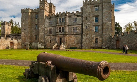 Bên trong lâu đài Chillingham có những ngục tối giam cầm tù nhân và những phòng tra tấn được sử dụng thường xuyên. Theo đó, không ít người đã chết tại đây. Ảnh: inncollectiongroup.