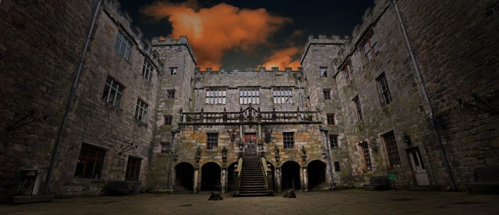 Lâu đài Chillingham là nơi chứng kiến nhiều cuộc chiến tranh và những sự kiện đau buồn. Theo thời gian, nơi đây được cho là bị ma ám. Ảnh: hostunusual.