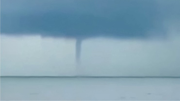 Khoảng 12h trưa ngày 13/10, đại diện chính quyền xã Hải Tiến, tỉnh Ninh Bình cho biết, một vòi rồng cao hàng trăm mét bất ngờ xuất hiện trên vùng biển thuộc xã Hải Tiến. Vòi rồng sau một trận mưa lớn. Ảnh: Cắt từ clip/Tiền phong.