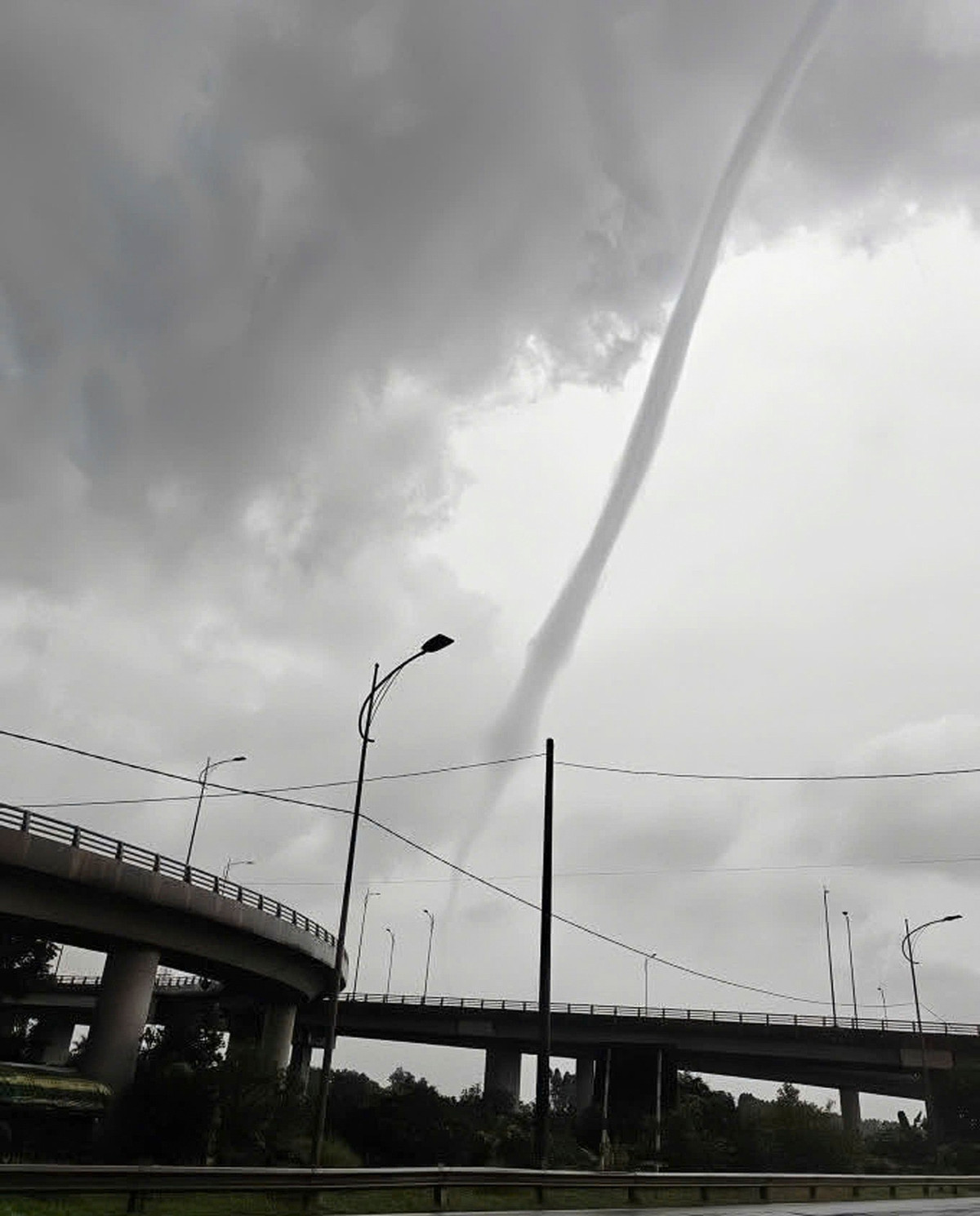 Khoảng 11 giờ trưa ngày 28/6, vòi rồng bất ngờ xuất hiện tại khu vực giáp ranh giữa hai huyện Quế Võ và Gia Bình ở tỉnh Bắc Ninh. Sự việc diễn ra ngay sau một trận mưa lớn. Ảnh: Nguyễn Hoàng/Vietnamnet.