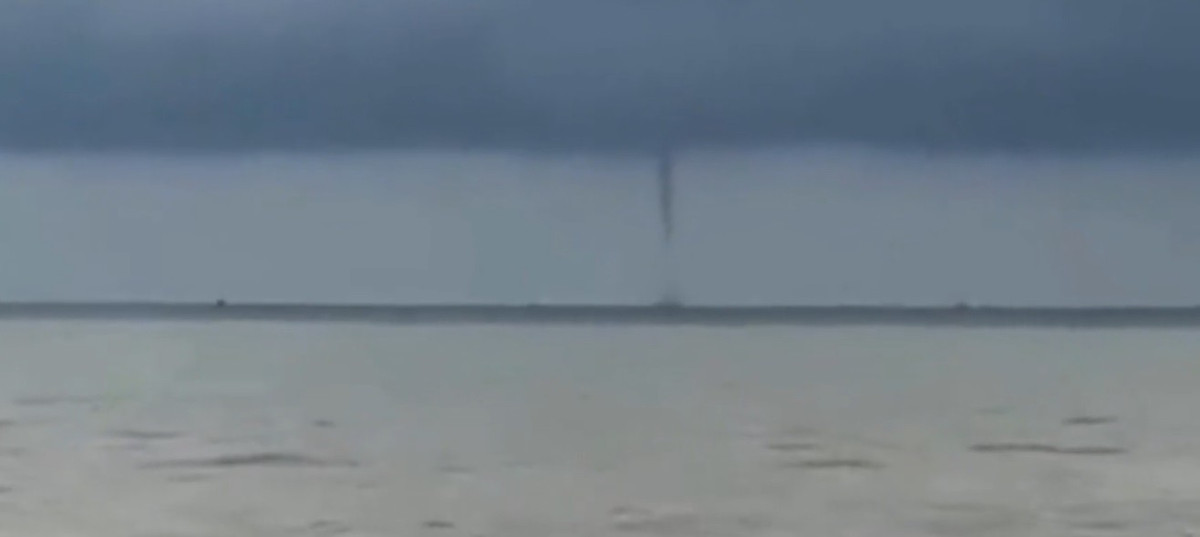 Vào chiều ngày 5/11, một vòi rồng xuất hiện ngoài khơi phường Phước Hội, tỉnh Lâm Đồng khiến nhiều ngư dân bất ngờ. Trước đó, vào khoảng 16h30 cùng ngày, người dân tại cảng cá La Gi (phường Phước Hội) phát hiện một cột nước xoáy cao hàng chục mét hình thành trên biển, cách bờ chừng hai hải lý. Vòi rồng có kích thước khá lớn, tồn tại khoảng 30 phút trước khi tan biến. Ảnh cắt từ clip/Tiền phong.