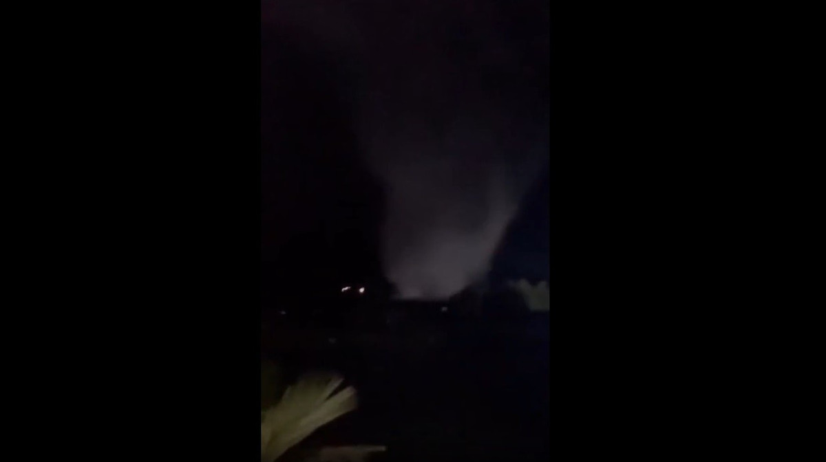 Vào khoảng 22h ngày 28/10, một vòi rồng cao hàng chục mét xuất hiện tại xã Thanh Tùng, tỉnh Cà Mau. Sức gió rất mạnh nên cuốn theo nhiều tài sản của người dân, thậm chí tôm và bạt lót của 7 ao nuôi tôm công nghiệp cũng bị sức gió mạnh hút đi. Ảnh cắt từ clip/Dân Việt.