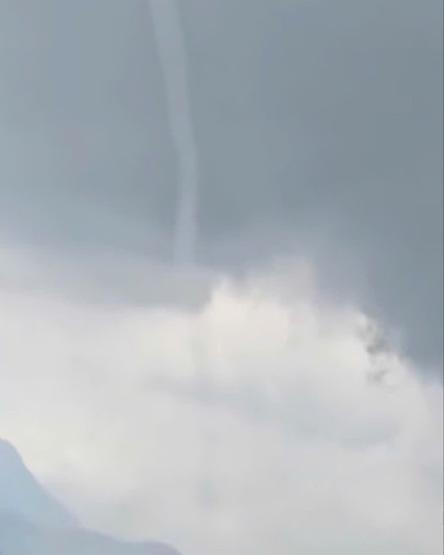 Khoảng 11h30 ngày 19/10, vòi rồng cao hàng chục mét đã bất ngờ xuất hiện tại khu vực gần một nhà máy thuộc Khu kinh tế Vũng Áng, phường Vũng Áng, tỉnh Hà Tĩnh. Ảnh: Gia đình &amp; Xã hội.