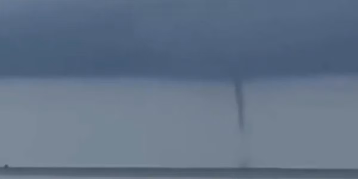 Đây là lần thứ hai trong vòng một tuần hiện tượng hiếm gặp này xảy ra tại khu vực phường Phước Hội. Trước đó, chiều ngày 30/10, người dân ở khu vực biển phường Phước Hội cũng chứng kiến sự xuất hiện một vòi rồng tồn tại hơn 10 phút. Ảnh cắt từ clip/Tiền phong.