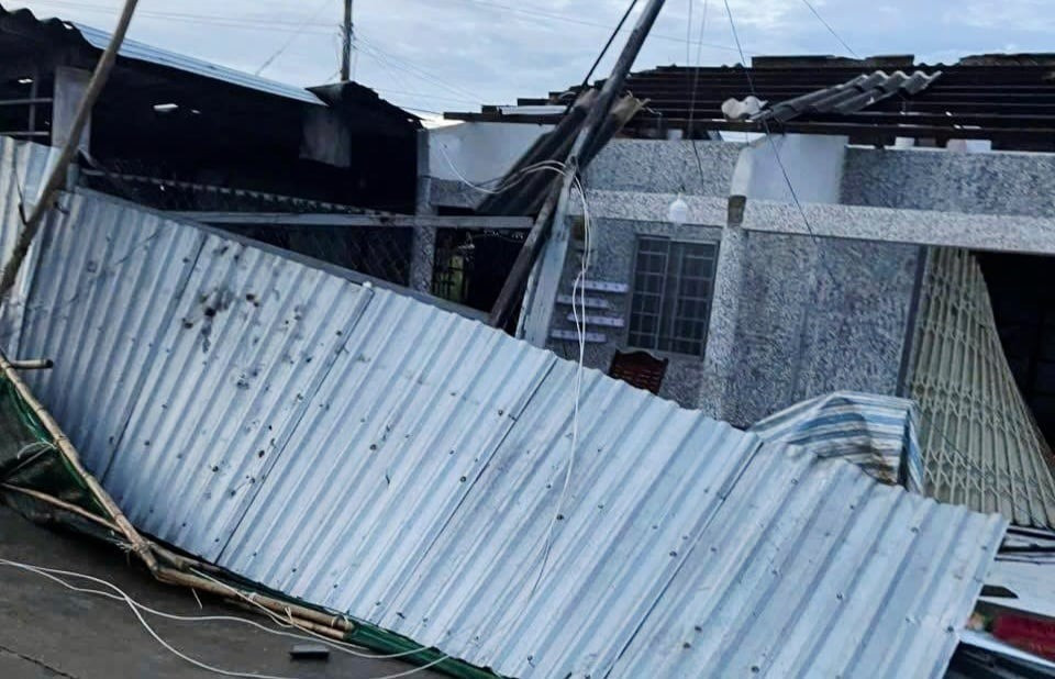 Theo thống kê, trận vòi rồng làm thiệt hại 7 ao nuôi tôm công nghiệp và 15 căn nhà của 13 hộ dân, thiệt hại hơn 900 triệu đồng. Ảnh: An An/Dân Việt.