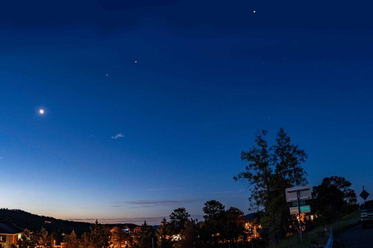 Việc 4 - 5 hành tinh có thể quan sát cùng lúc bằng mắt thường ít phổ biến hơn và chỉ diễn ra vài năm một lần. Ảnh: Getty Images.