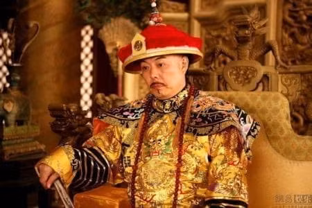 Vì thế, nhìn bề ngoài có vẻ như Càn Long không biết tiếp thu những chỉ dạy của người khác, không nhận lỗi sai của mình nhưng thực chất nhìn từ góc độ lịch sử mà nói thì ông đang nghĩ cho chính bản thân mình, bởi thiên hạ do ông thống trị nếu xảy ra chút vấn đề gì thì người đời sau sẽ phê bình ông.