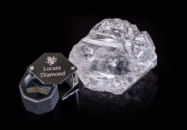 Những bức ảnh do công ty khai khoáng Canada Lucara Diamond Corp công bố cho thấy viên kim cương Motswedi lớn bằng lòng bàn tay. Hiện các chuyên gia chưa rõ liệu nó có thể được chế tác thành những viên đá quý đạt chất lượng tốt nhất hay không. Ảnh: Lucara Diamond Corp.