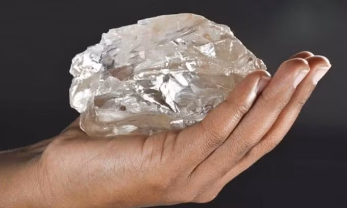 Viên kim cương lớn thứ 2 trên thế giới có thể sớm tìm được "ngôi nhà" mới có thể là bảo tàng hoặc bộ sưu tập của một nhân vật hoàng gia nào đó sau khi được đánh giá thận trọng. Ảnh: Lucara Diamond Corp.