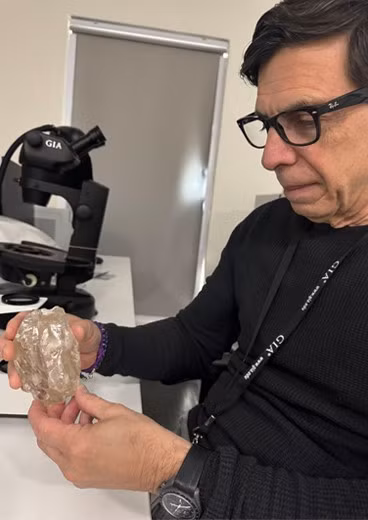 Trước khi tìm được chủ nhân mới, nhà buôn ngọc HB Antwerp cần định giá viên kim cương Motswedi. Công việc này được đánh giá là vô cùng khó khăn. HB Antwerp hiện đang trưng bày viên kim cương Motswedi. Ảnh: Wuyi Wang.