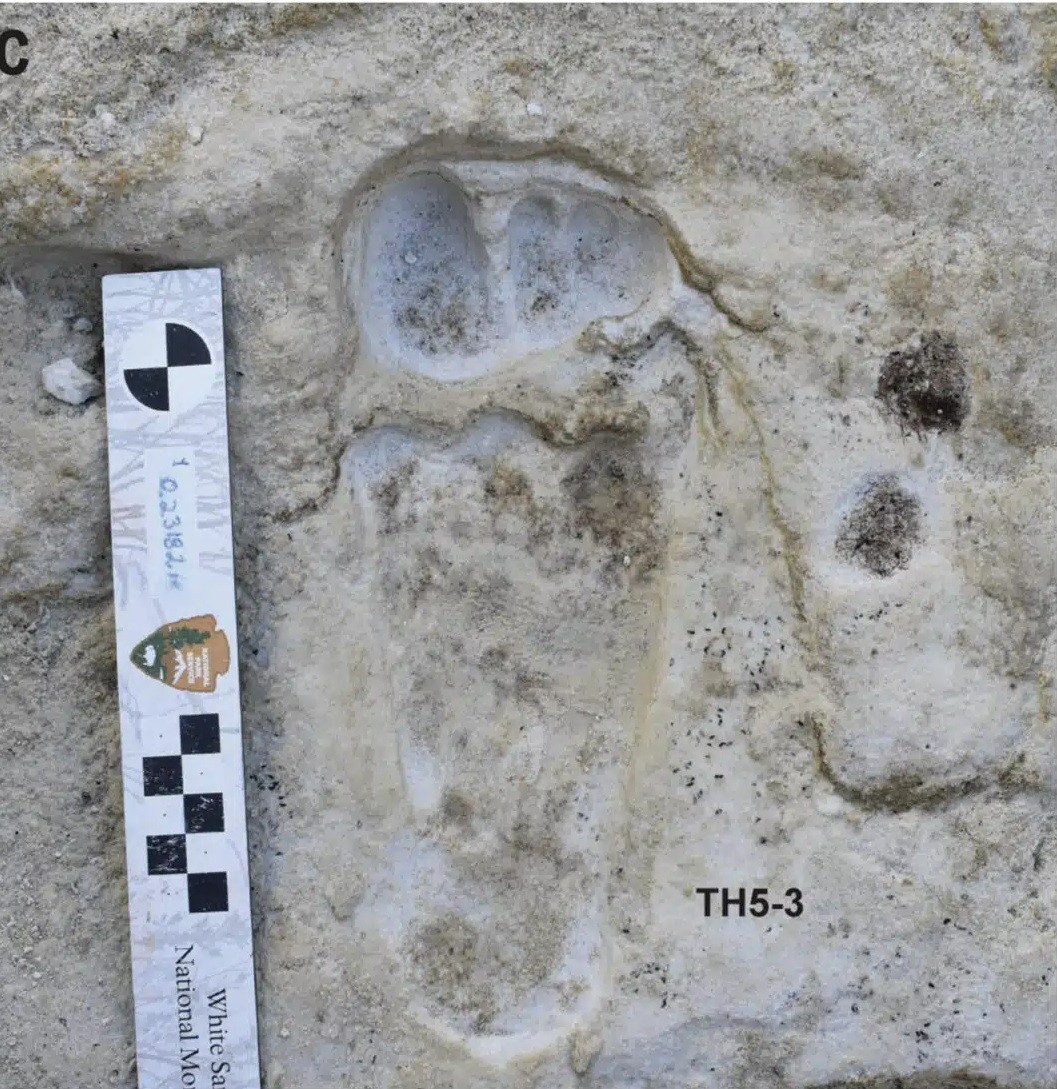 View - Lòng hồ khô cạn để lộ hàng chục dấu chân người kỳ lạ | Báo Tri thức và Cuộc sống - TIN TỨC PHỔ BIẾN KIẾN THỨC 24H