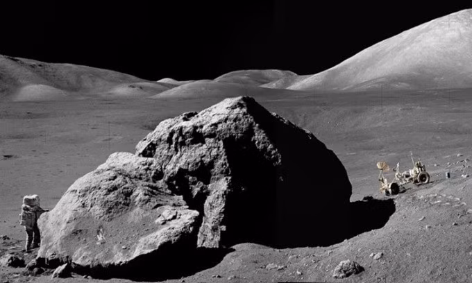 Vụ lở đất khổng lồ Light Mantle xảy ra cách đây 70 - 110 triệu năm trên bề mặt Mặt trăng có thể là sản phẩm của những mảnh vỡ lớn từ va chạm tạo ra miệng hố Tycho ở một sườn núi tại đây. Light Mantle, đường sọc dài 5 km tỏa ra từ chân ngọn núi cao 2 km tên South Massif là dấu tích còn sót lại từ vụ lở đất. Ảnh: Wikimedia Commons.