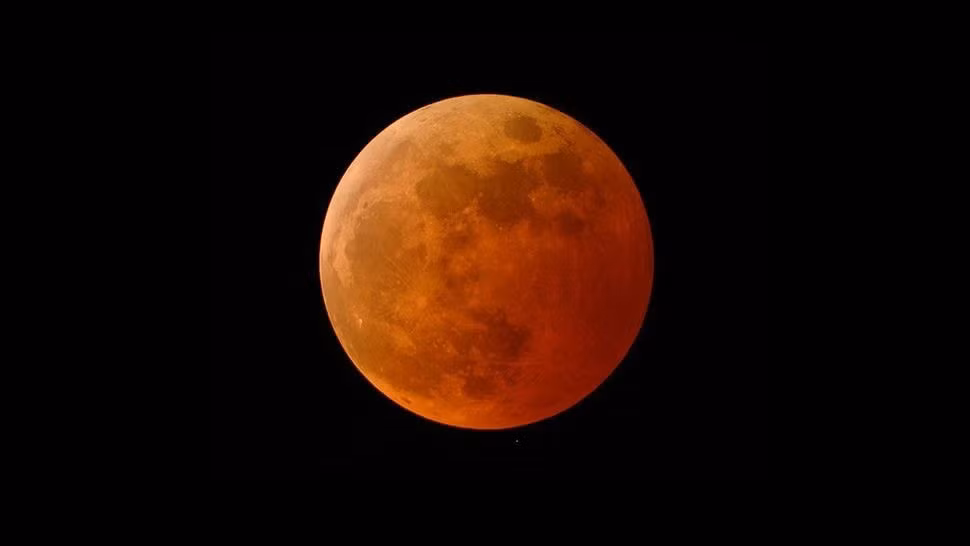 Tycho nổi tiếng với những tia vật liệu sáng màu bắn ra xa, bao phủ diện tích lớn trên bề mặt Mặt trăng và có nhiều chuỗi miệng hố thứ cấp nhỏ lan tỏa từ Tycho, tạo bởi các khối mảnh vỡ lớn từ vụ va chạm chính. Ảnh: NASA.