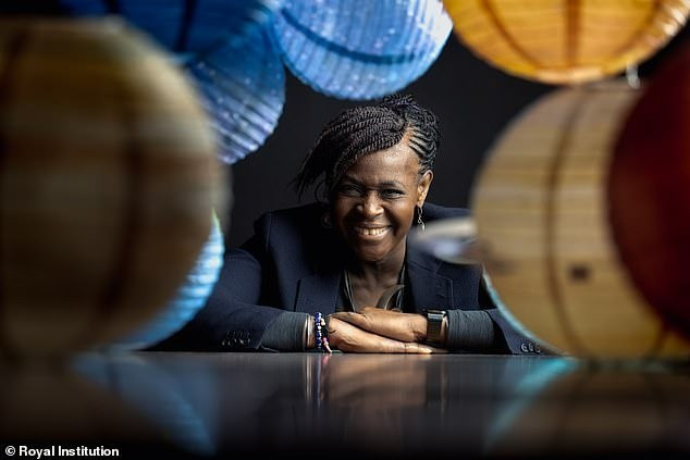 Dame Maggie Aderin-Pocock đến từ Khoa Vật lý và Thiên văn học của Đại học College London tin chắc rằng, con người không đơn độc trong vũ trụ rộng lớn này. Bà cho hay chúng ta sẽ tìm thấy họ trong vòng 50 năm tới. Ảnh: Royal Institution.