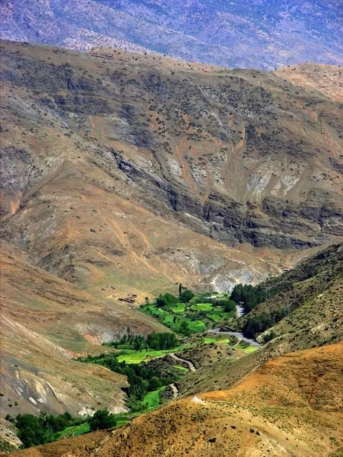 Các nhà nghiên cứu cho rằng, những hóa thạch này không thể có khả năng quang hợp bởi vì rất ít ánh sáng có thể xuyên qua nước để chạm đến tầng đá của chúng. Tuy nhiên, phân tích hóa học cho thấy hàm lượng carbon cao trong các lớp đá "nếp nhăn" - một dấu hiệu cho thấy chúng được hình thành bởi sự sống. Ảnh: wikipedia.