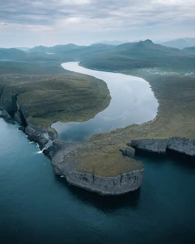 Thỉnh thoảng, nước trong hồ Sørvágsvatn quá đầy thì sẽ chảy xuống phía dưới trông giống như dòng thác đổ xuống biển. Ảnh: Scott Telford.