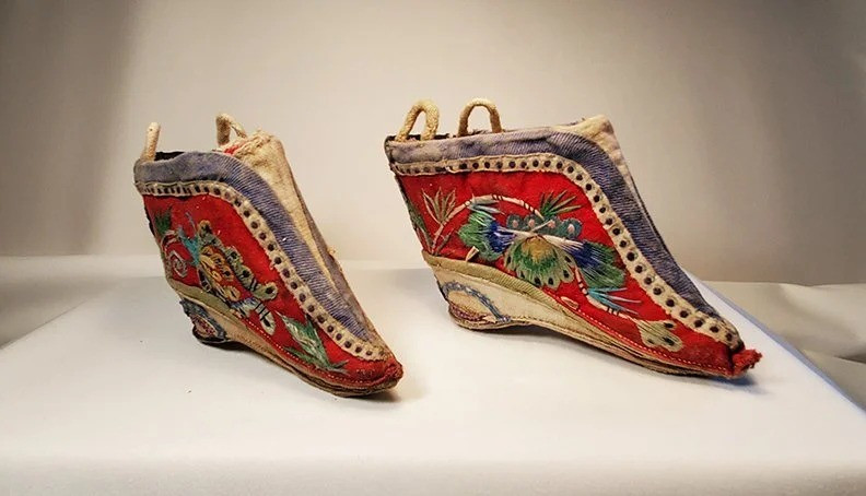 Nhà máy cuối cùng sản xuất giày sen đóng cửa năm 1999. Sau đó, một số cơ sở nhỏ lẻ tiếp tục hoạt động trong thời gian ngắn trước khi dừng sản xuất loại giày này. Ảnh: 3inchgoldenlotus.com.