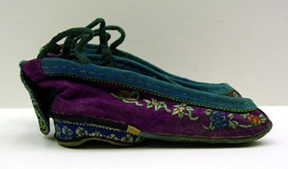 Tập tục bó chân dành cho các bé gái được cho là rất đau đớn. Tuy nhiên, nó từng là biểu tượng của địa vị cao trong xã hội, đại diện cho vẻ đẹp nữ tính và cũng là cách hạn chế sự vận động của phụ nữ. Ảnh: anthromuseum.missouri.edu.