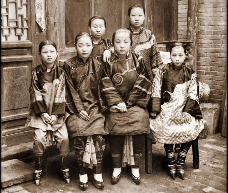 Một số lăng mộ khác có niên đại từ thế kỷ 13 cũng có bằng chứng về tục bó chân, cho thấy đây từng là tập tục của tầng lớp thượng lưu và là điều kiện gần như bắt buộc cho hôn nhân “chuẩn mực” dành cho phụ nữ thời bấy giờ. Ảnh: saffronwaldenmuseum.org.